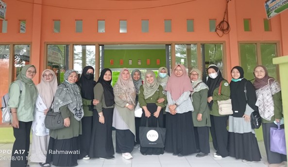 Foto Bersama petugas setelah melakukan penjaringan Kesehatan di SMK Negeri 1 Sambas, Kamis (1/8/2024) Foto: Lisa