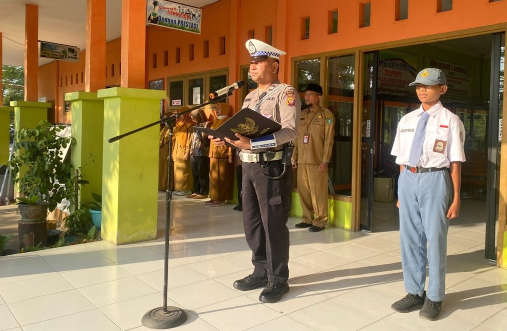 Upacara Rutin SMK Negeri 1 Sambas Dihadiri Perwakilan Kepolisian untuk Sosialisasi Keselamatan Berkendara