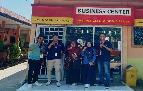 oto bersama pihak Alfamart dan Guru SMK Negeri 1 Sambas pada Jumat (26/07/2024). Foto: Bunga