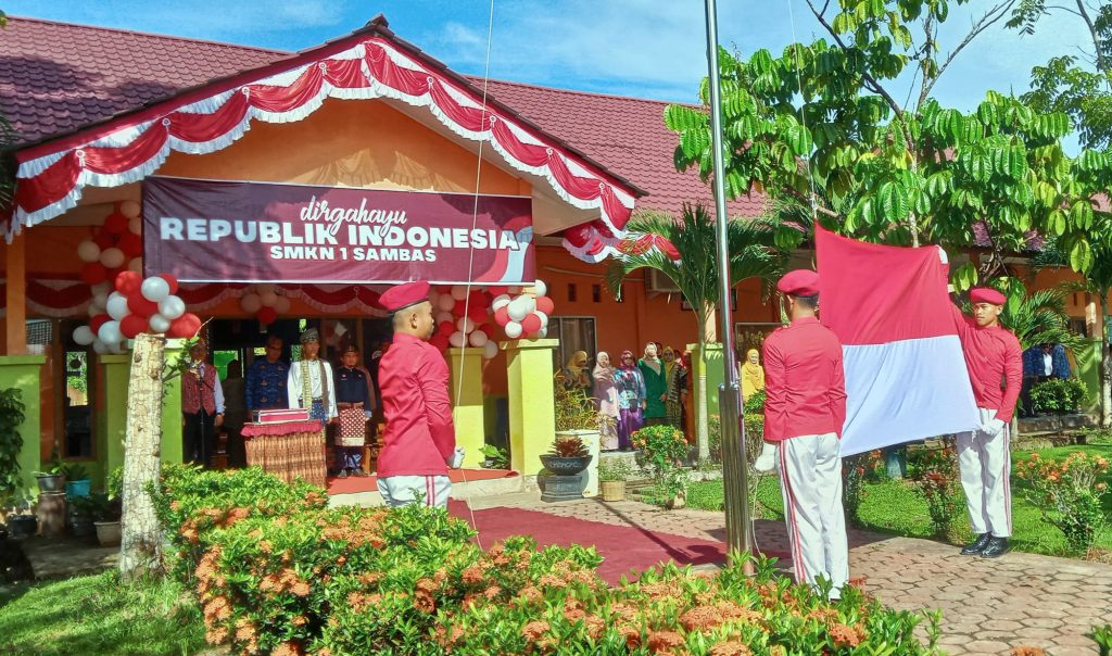 Pengibaran bendera sang merah putih upacara 17 agustus di SMK Negeri 1 Sambas yang dihadiri oleh oleh guru, staf, siswa, dan orang tua beserta tamu undangan, Sabtu (17/8/2024). Foto : Anggi